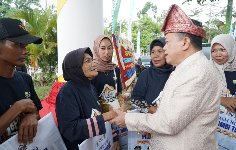 Pro Jambi Tangguh Hadir di Tanjab Timur, 51 Keluarga Nikmati Rumah Baru dari Gubernur Al Haris Pro Jambi Tangguh Hadir di Tanjab Timur, 51 Keluarga Nikmati Rumah Baru dari Gubernur Al Haris