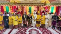 Hj. Hesti Haris Saksikan Penganugerahan Gelar Adat kepada Bupati Tanjung Jabung Timur Hj. Hesti Haris Saksikan Penganugerahan Gelar Adat kepada Bupati Tanjung Jabung Timur
