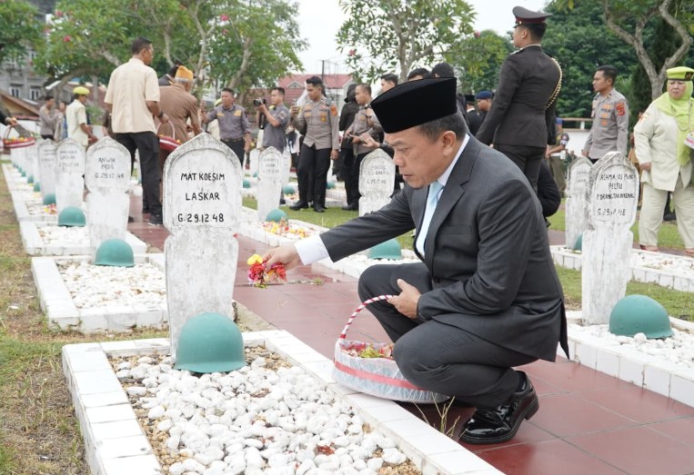 Refleksi Hari Pahlawan: Gubernur Al Haris Tekankan Pendidikan dan Persatuan Bangsa