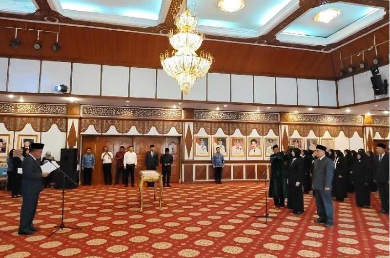 Abdullah Sani Lantik 49 Pejabat Esellon II, III, IV dan Fungsional Pemprov Jambi