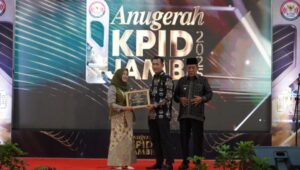Hj. Hesti Haris Terima Penghargaan Life Achievement pada Anugerah KPID Jambi 2025