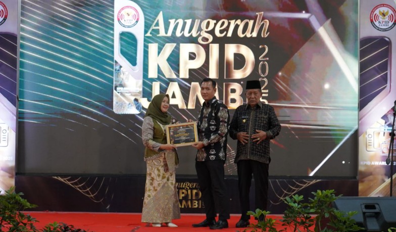 Hj. Hesti Haris Terima Penghargaan Life Achievement pada Anugerah KPID Jambi 2025