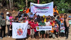 PT SAS dan Group mengirim bantuan logistik, tim kesehatan, obat-obatan serta tim trauma healing untuk mengajak anak-anak di beberapa titik bencana Sumbar untuk bermain bersama.