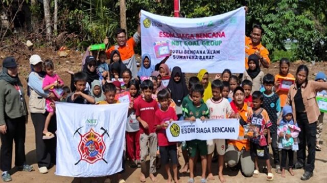 PT SAS dan Group mengirim bantuan logistik, tim kesehatan, obat-obatan serta tim trauma healing untuk mengajak anak-anak di beberapa titik bencana Sumbar untuk bermain bersama.