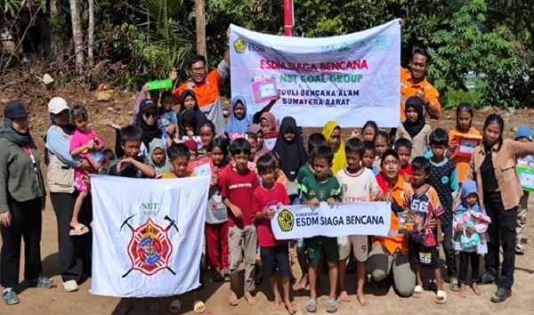 PT SAS dan Group mengirim bantuan logistik, tim kesehatan, obat-obatan serta tim trauma healing untuk mengajak anak-anak di beberapa titik bencana Sumbar untuk bermain bersama.
