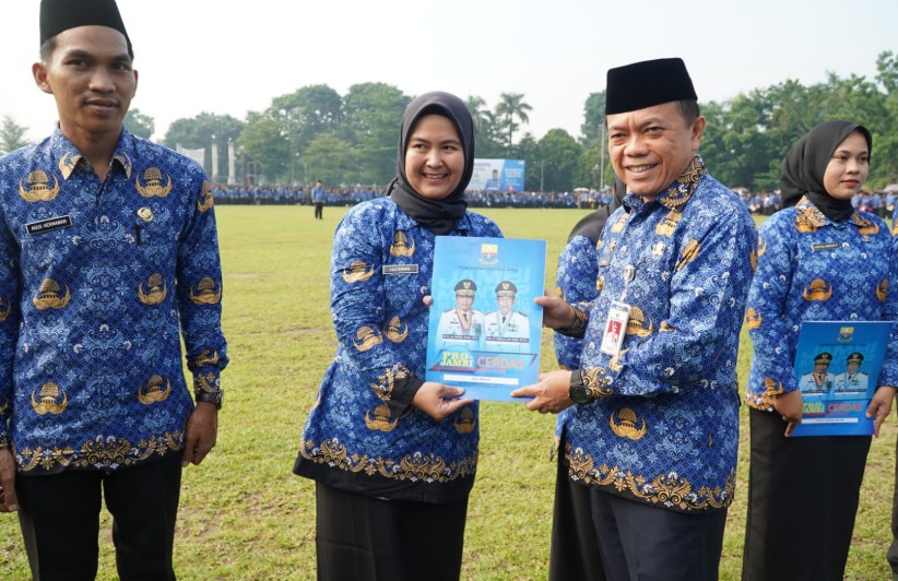 Di Momen HUT KORPRI Ke-54, Gubernur Al Haris Serahkan 6.438 SK ASN P3K