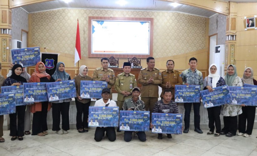 Gubernur Al Haris Serahkan Bantuan Rp1,1 Miliar dan Tiga Kapal untuk Korban Kebakaran di Sungai Dualap