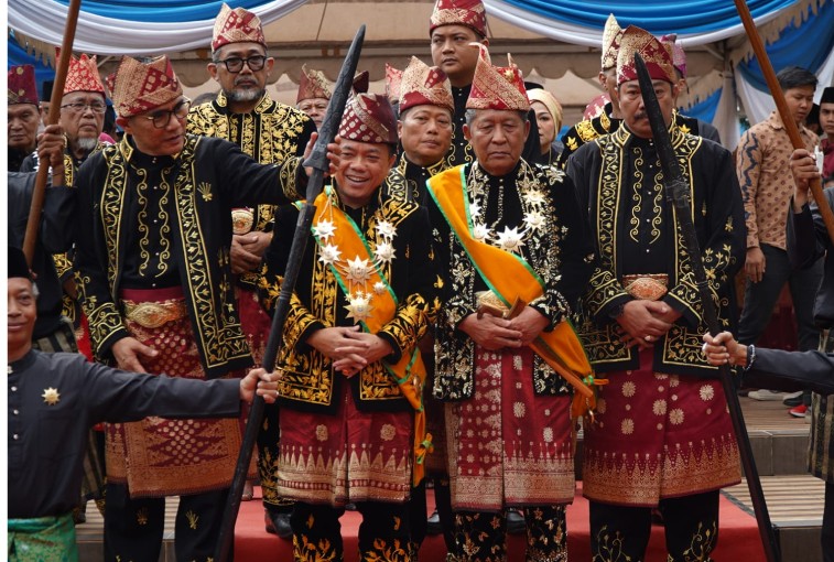 Gubernur Al Haris: Pemberian Gelar Adat Wujud Penghargaan dan Doa