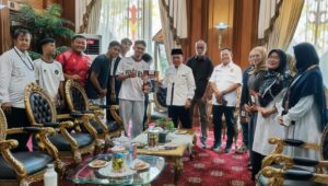 Tunaikan Janji, Gubernur Al Haris Umrohkan Orang Tua Peraih Emas PON Aceh–Sumut