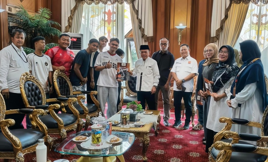 Tunaikan Janji, Gubernur Al Haris Umrohkan Orang Tua Peraih Emas PON Aceh–Sumut