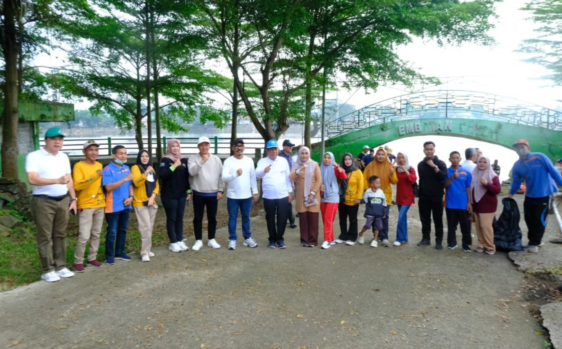 Wagub Sani Pimpin Gotong Royong Massal Gerakan Indonesia ASRI di Danau Sipin