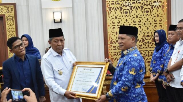 Disdik Provinsi Jambi Sabet Penghargaan Ombudsman RI