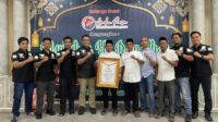 Plt Kadisdik Provinsi Jambi Terima Penghargaan dari Densus 88 Plt Kadisdik Provinsi Jambi Terima Penghargaan dari Densus 88