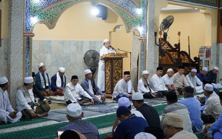 Safari Subuh di Masjid Raya Magat Sari, Gubernur Al Haris Ingatkan Warga Hadapi Kemarau dan Bijak Gunakan BBM