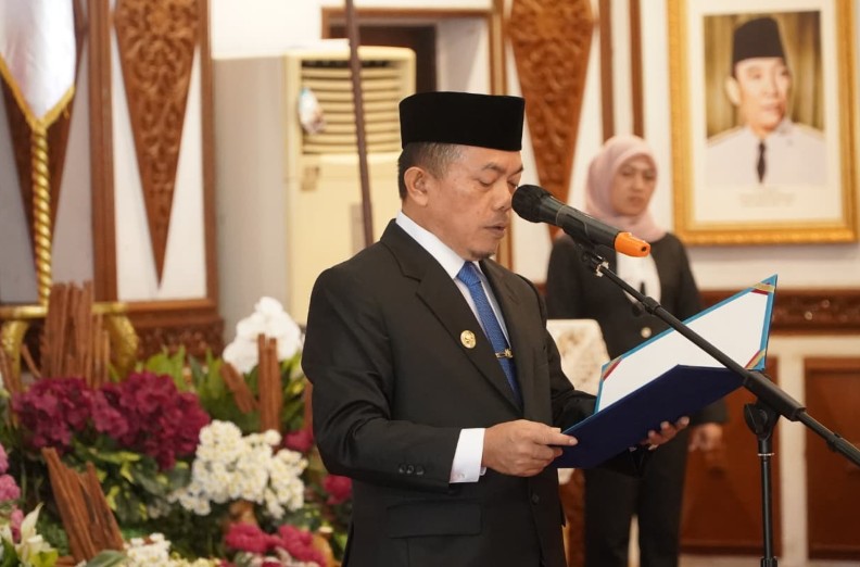 Lantik Sudirman sebagai Komisaris Utama Bank Jambi, Gubernur Al Haris Minta Pembenahan dan Kemandirian Bank Jambi