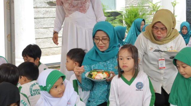 Rabu Berkah PKK Jambi, Bunda PAUD Bagikan Sarapan Bergizi untuk Warga