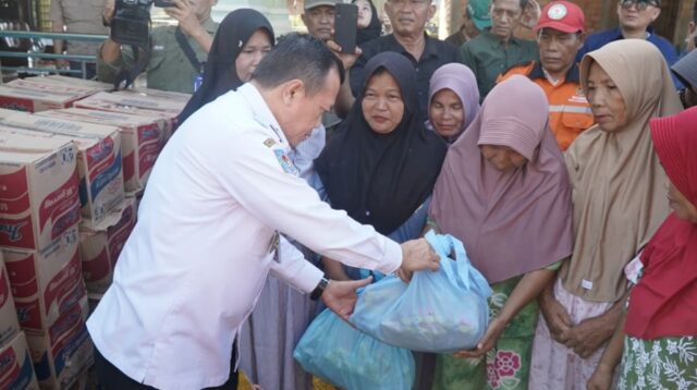 Gubernur Al Haris Tinjau dan Serahkan Bantuan Korban Terdampak Banjir Kab. Sarolangun