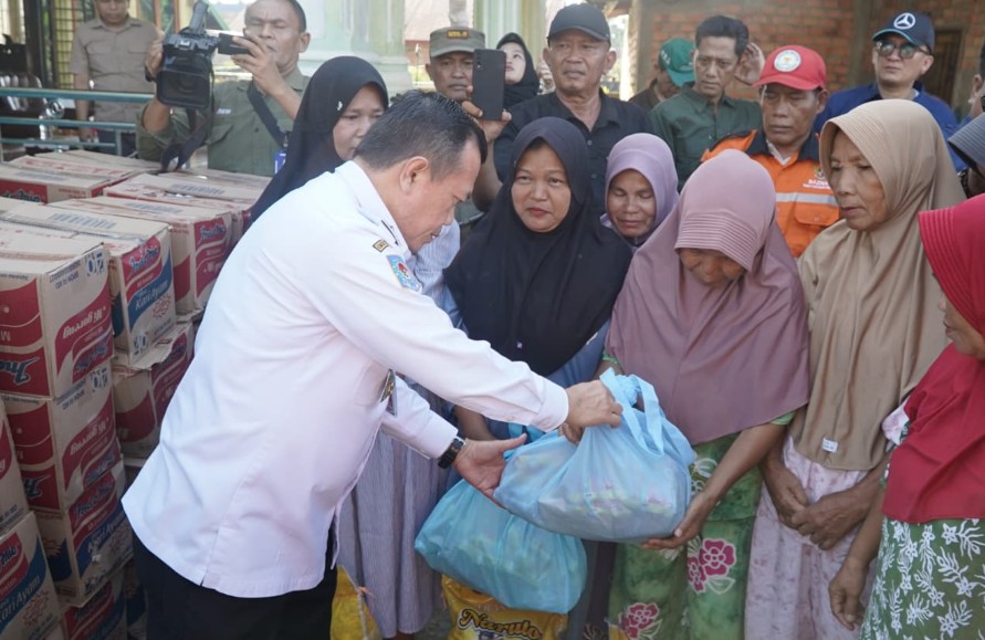 Gubernur Al Haris Tinjau dan Serahkan Bantuan Korban Terdampak Banjir Kab. Sarolangun