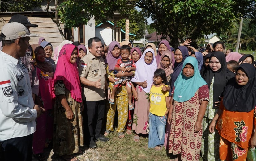 Tinjau Warga Selango yang Terdampak Banjir, Gubernur Al Haris Beri Motivasi Agar Tetap Tegar dan Sabar serta Gelontorkan 1 ton Beras