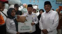 Gubernur Al Haris Tinjau Korban Kebakaran di Tanjab Barat, Serahkan Bantuan dan Ajak Gotong Royong