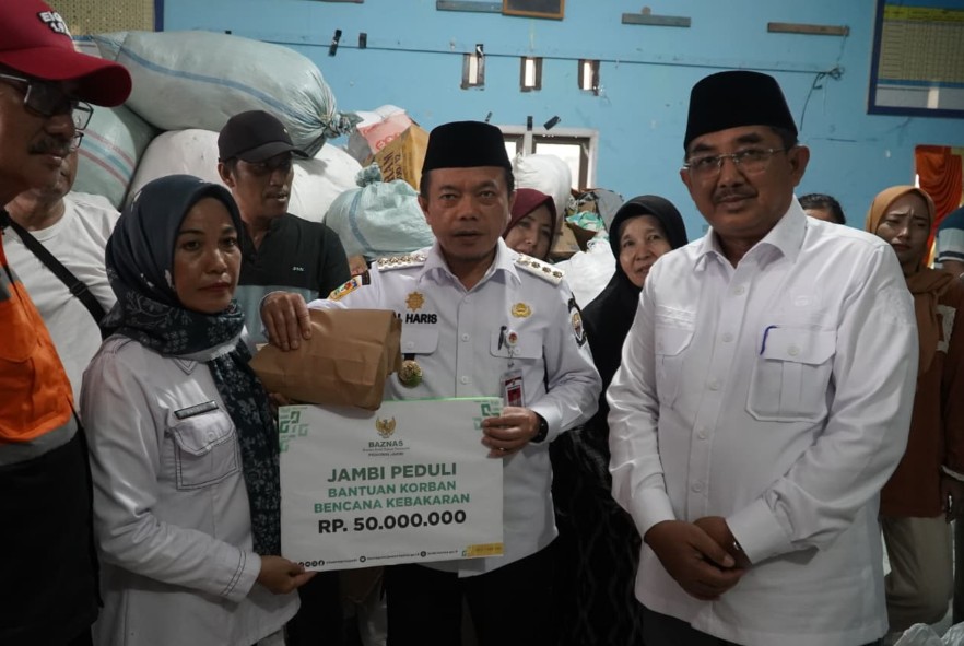 Gubernur Al Haris Tinjau Korban Kebakaran di Tanjab Barat, Serahkan Bantuan dan Ajak Gotong Royong