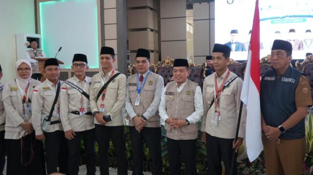 Lepas 442 JCH Kloter BTH 19, Pesan Gubernur Al Haris: Fokus Ibadah Haji, Jangan sia-siakan Perjuangan Puluhan Tahun