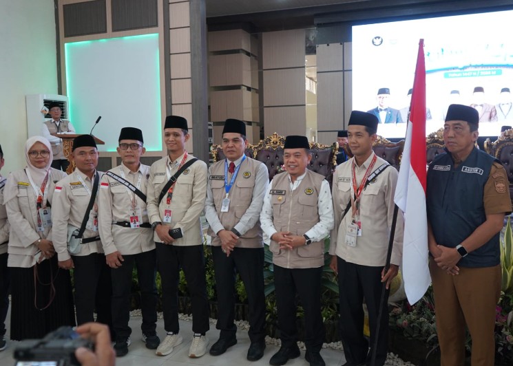 Lepas 442 JCH Kloter BTH 19, Pesan Gubernur Al Haris: Fokus Ibadah Haji, Jangan sia-siakan Perjuangan Puluhan Tahun