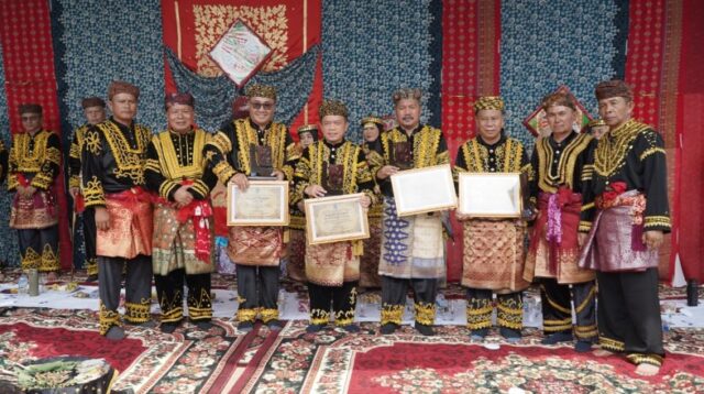 Gubernur Al Haris Dianugerahi Gelar Adat Kehormatan Depati Amanah Negroi Tanoh Sunge Pnoh