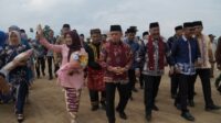 Gubernur Al Haris Harap Kenduri Sko Jadi Pemersatu dan Dorong Perbaikan Sarana Desa Gubernur Al Haris Harap Kenduri Sko Jadi Pemersatu dan Dorong Perbaikan Sarana Desa