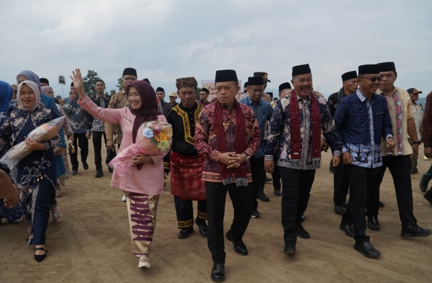 Gubernur Al Haris Harap Kenduri Sko Jadi Pemersatu dan Dorong Perbaikan Sarana Desa