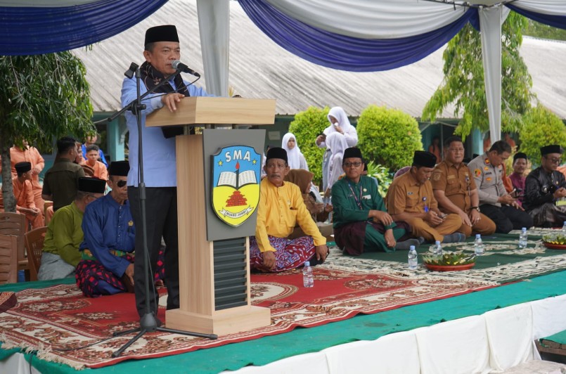 Gubernur Al Haris Apresiasi Penyerahan Murid Baru Secara Adat Melayu Jambi di SMA Negeri 1 Muaro Jambi
