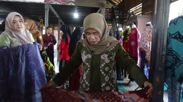 Hj. Hesti Haris Dorong Lahirnya Wirausaha Muda Melalui Pelatihan Batik Kontemporer PKW