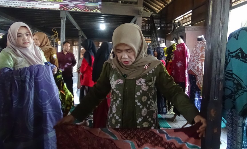 Hj. Hesti Haris Dorong Lahirnya Wirausaha Muda Melalui Pelatihan Batik Kontemporer PKW