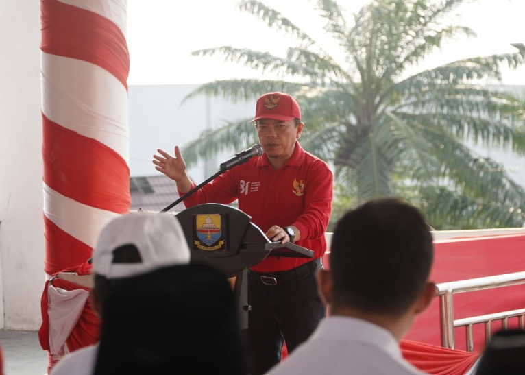 Gubernur Al Haris Gelar "Gebyar Mahardika Untukmu Negeriku" Pasang 10.000 Bendera Merah Putih di Sepanjang Jembatan Gentala Arasy dan Tempat lainnya