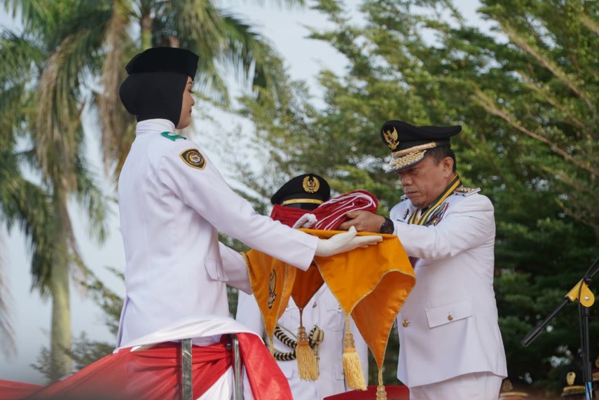 Pimpin Upacara HUT RI, Gubernur Al Haris Tegaskan Semangat Proklamasi Mengisi Kemerdekaan Bekerja untuk Indonesia
