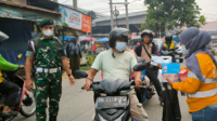Kabut Asap Kian Pekat PT SAS Bagikan 10.000 Masker untuk Warga Jambi Kabut Asap Kian Pekat PT SAS Bagikan 10.000 Masker untuk Warga Jambi