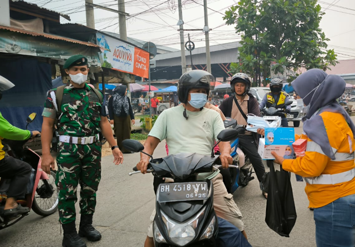 Kabut Asap Kian Pekat PT SAS Bagikan 10.000 Masker untuk Warga Jambi