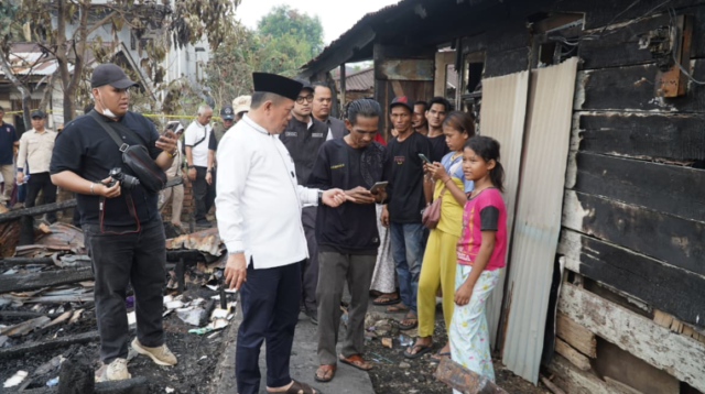 Gubernur Al Haris Tinjau Korban Kebakaran di Kelurahan Cempaka Putih, Pastikan Bantuan Segera Disalurkan