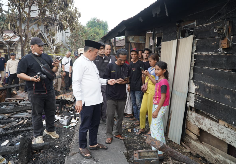 Gubernur Al Haris Tinjau Korban Kebakaran di Kelurahan Cempaka Putih, Pastikan Bantuan Segera Disalurkan