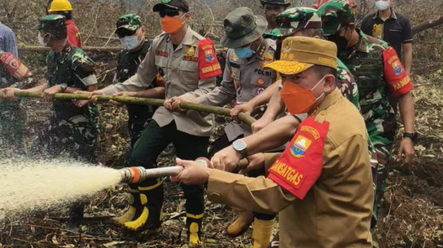 Gubernur Al Haris Bersama Pangdam TIB Turun ke Kawasan Gambut Londerang Padamkan Karhutla