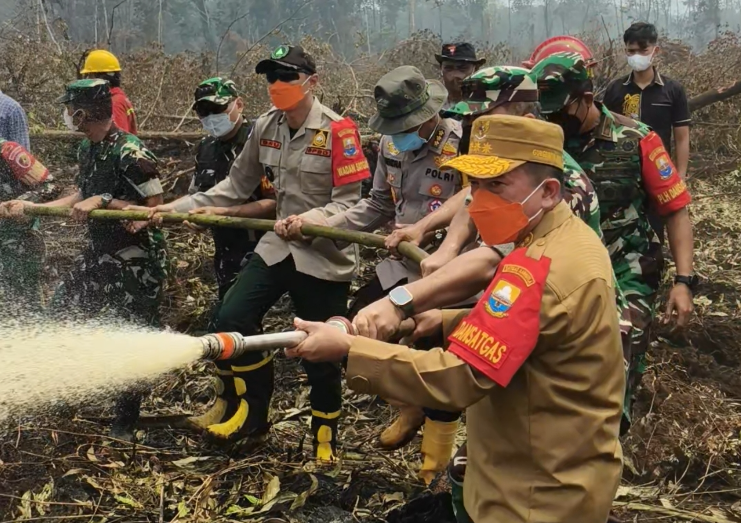 Gubernur Al Haris Bersama Pangdam TIB Turun ke Kawasan Gambut Londerang Padamkan Karhutla