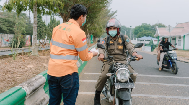 Bantu Lindungi Warga dari Kabut Asap, PT SAS Distribusikan 8.000 Masker di Batang Hari