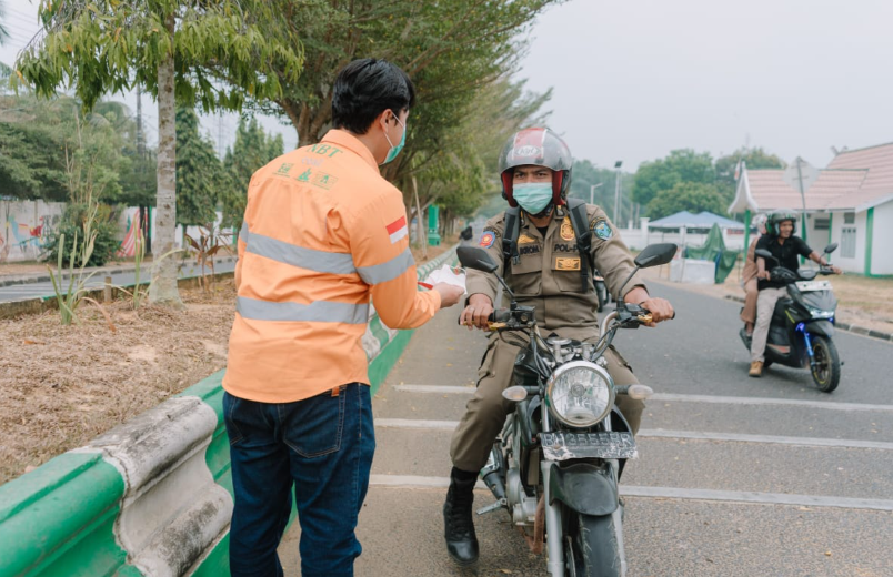 Bantu Lindungi Warga dari Kabut Asap, PT SAS Distribusikan 8.000 Masker di Batang Hari