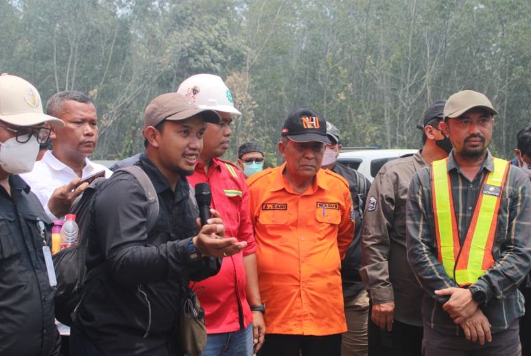 Wagub Sani Dampingi Wamen LH Tinjau Penanganan Karhutla di Desa Parit Culum Tanjab Timur