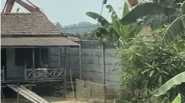 Aktivitas alat berat di stockpile pasir Penyengat Olak yang sangat dekat dengan pemukiman warga.