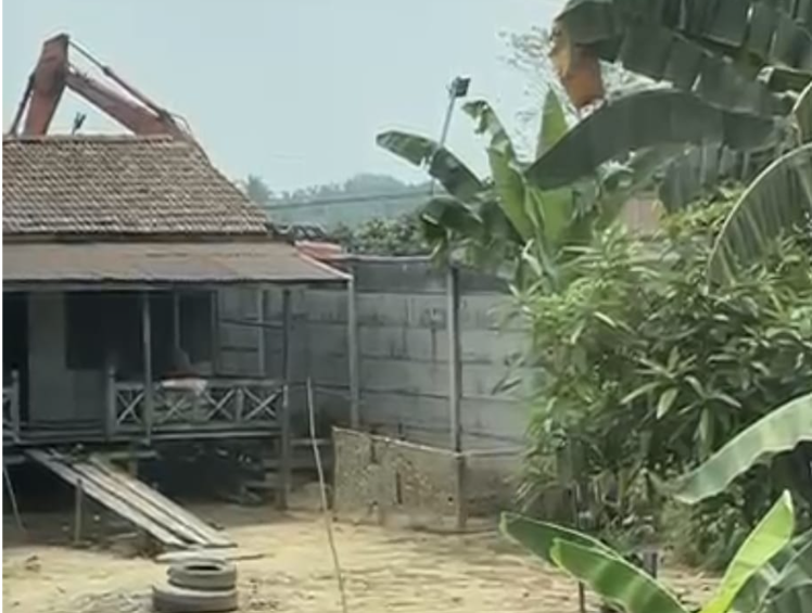 Aktivitas alat berat di stockpile pasir Penyengat Olak yang sangat dekat dengan pemukiman warga.